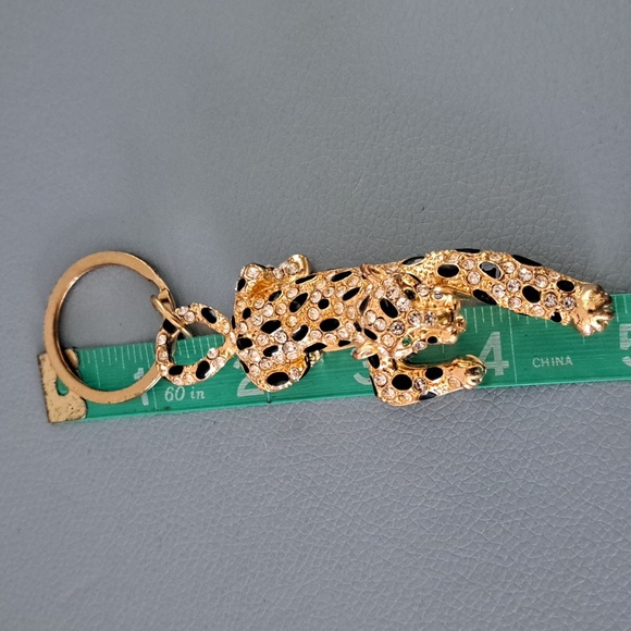 Vegas is Calling! Put your keys on this Vegas Cheetah Key Ring. 5 inches - Picture 5 of 5